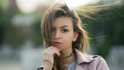 Волосы Девушки Развеваются на Ветру