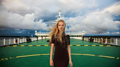 Девушка на Палубе Корабля 5k