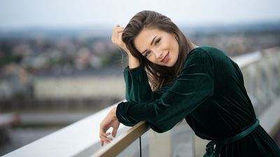 Симпатичная Девушка Улыбается, глядя на Зрителя 5k