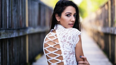 Девушка Оглядывается через плечо