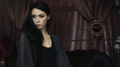 Девушка смотрит в сторону 4k