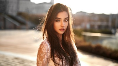 Карие глаза смотрят на Зрителя 4k