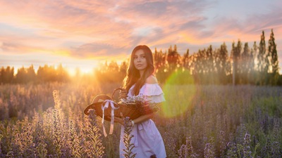 Девушка, Смотрящая Вдаль