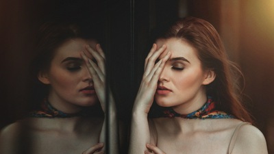 Женщины, Стоящие Перед Стеклом С Закрытыми Глазами