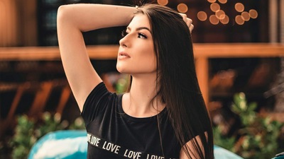 Красивая Девушка Смотрит в сторону