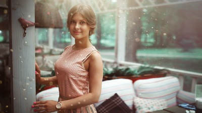 Красивая Девушка Смотрит на Зрителя