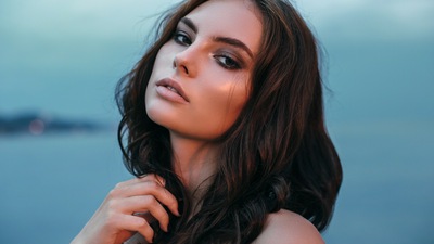 Девушка смотрит на Зрителя 5k 2019