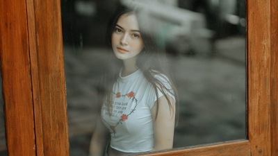 Красивая Девушка Смотрит в окно