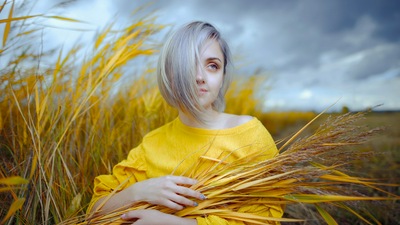 Белая Девушка с короткими волосами