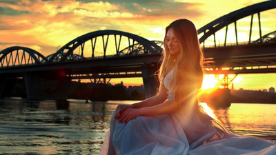 Девушка, Сидящая на Мосту Сбоку