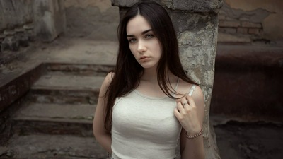 Красивая Девушка в Белой Майке