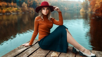 Девушка со стороны пирса