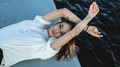 Девушка в Белой рубашке, лежащая 5k