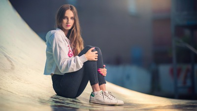 Девушка из Скейт-Парка смотрит на Зрителя 4k