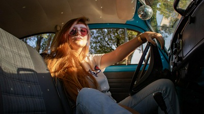 Женщины, сидящие в автомобиле 5k