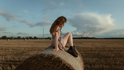 Девушка Сидит на Соломенном Рулоне