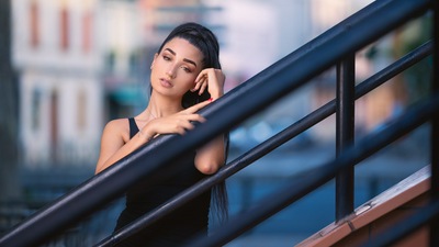 Красивая Черноволосая Девушка на открытом воздухе