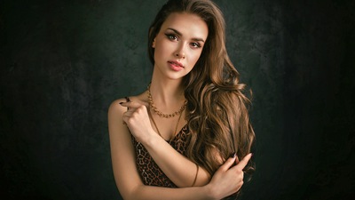 Красивая Девушка Смотрит на Зрителя