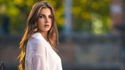Девушка в белой рубашке 4k