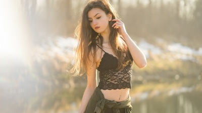 Солнечные лучи на лице Модели на открытом воздухе