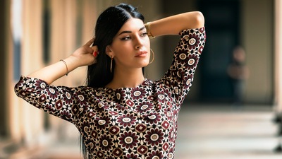 Девушка позирует, Откинув руки назад