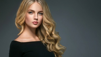 Взгляд девушки со светлыми волосами 4k