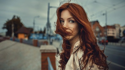 Рыжие Волосы в Лицо Дует Ветер 4k