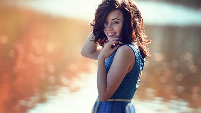 Девушка, мило улыбающаяся, повернулась спиной 4k