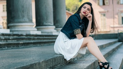 Девушка, Сидящая На Лестнице