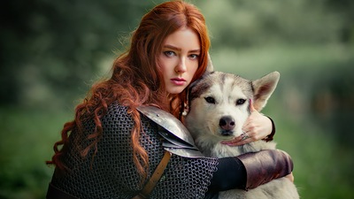 Рыжая девушка с собакой 4k