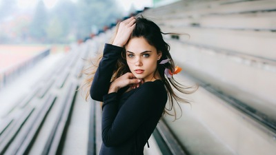 Девушка Бурссельс играет с ветром волос 5k