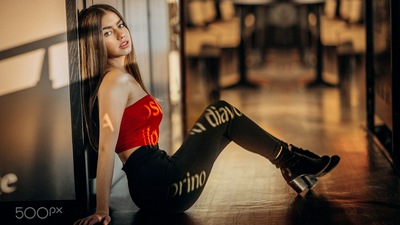 Девушка в красной майке