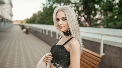 Девушка с белыми волосами на открытом воздухе