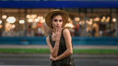 Девушка в шляпе дарит летящий поцелуй 4k