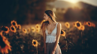 Девушка на подсолнечном поле 4k