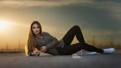 Девушка в позе лежащей на дороге