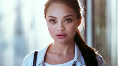 Великолепная Девушка с Большими глазами