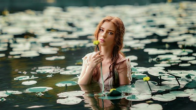 Девушка с цветком в воде 4k