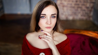 Девушка с горящими глазами в красном платье 5k