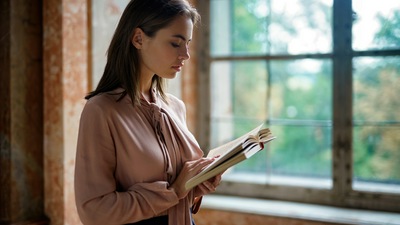 Красивая девушка читает книгу 4k