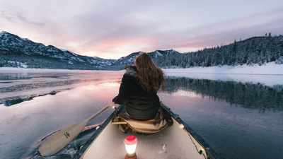 Девушка катается на лодке