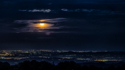 Лунные облака Ночной вид на город 4k