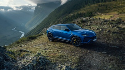 Внедорожник Lamborghini Urus синего цвета