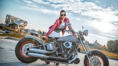 Модель с Harley Davidson