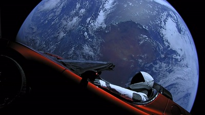 Tesla Roadster в космосе с человеком в скафандре