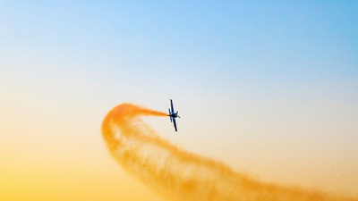 Самолет, выбрасывающий желтый дым, полет 5 км